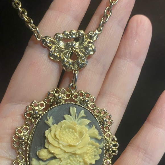Vintage Large Cream Rose Cameo Necklace - Picture 4 of 7